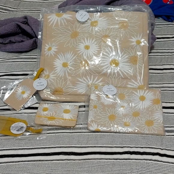 Izzy and Oliver tote,with matching pouch passport book and 2 luggage tags - Picture 1 of 12